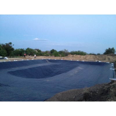 Монтаж плівки ПВХ для ставків і водойм